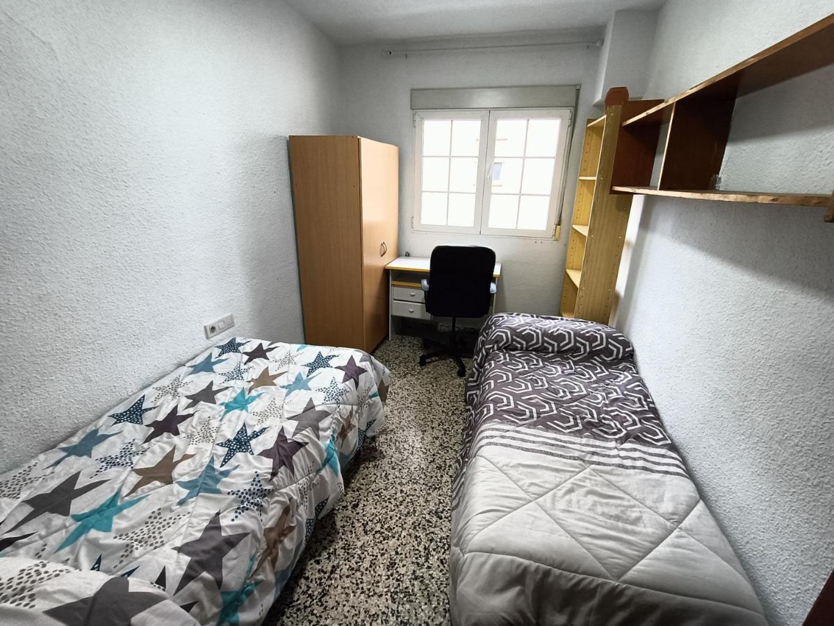 Apartamento 3 Dormitorios Frente A Hospital De Traumatologia Granada Buitenkant foto